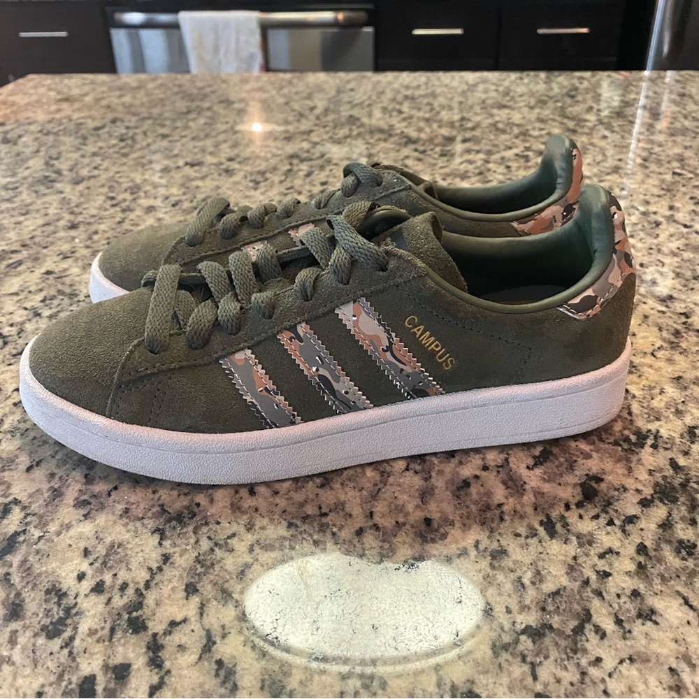 Adidas Campus Trainers Sage Green & Camo Stripes Boy’s Size 4 AQ1217